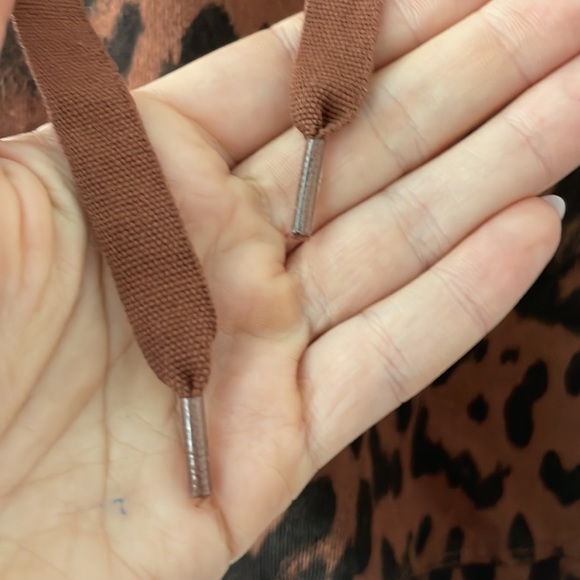 Cropped Leopard Hoodie - Picture 5 of 6